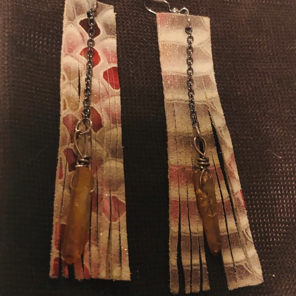 Shimmer leather quartz fringe earrings - Picture 6 of 9